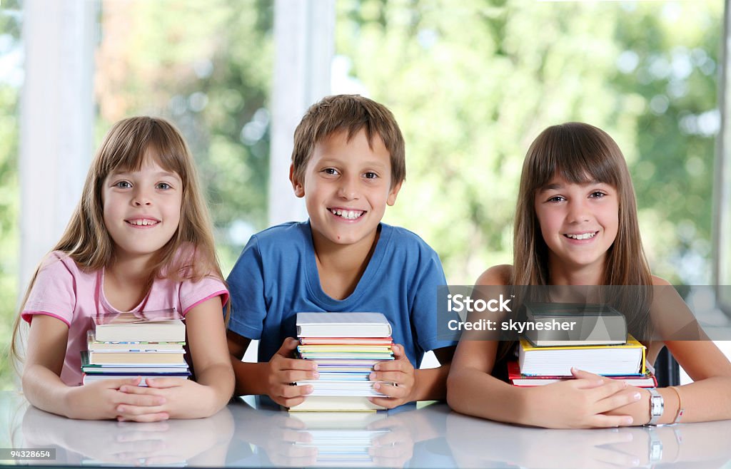 幸せな子供に多数の書籍ます。 - カラー画像のロイヤリティフリーストックフォト
