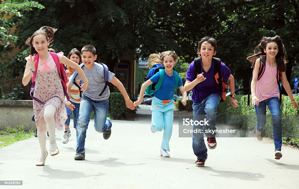 Classmate alumnos correr al aire libre. - Foto de stock de Cartera de libros libre de derechos