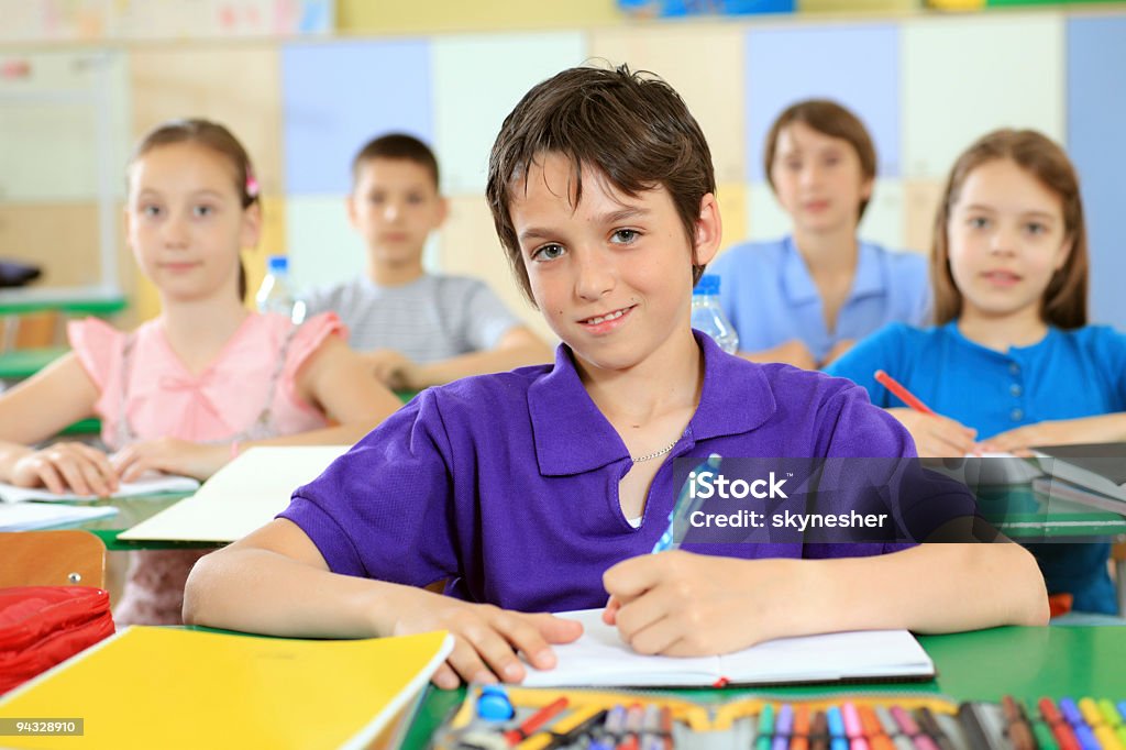 Enfants assis sur une leçon. - Photo de Adolescent libre de droits