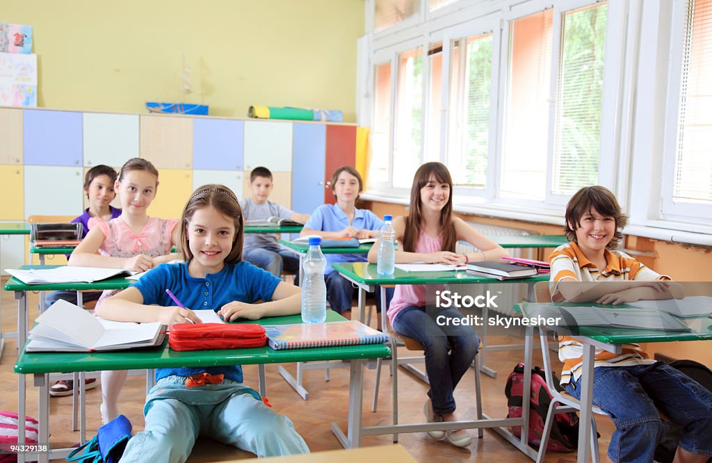 Kinder sitzen auf einer Stunde. - Lizenzfrei Akademisches Lernen Stock-Foto