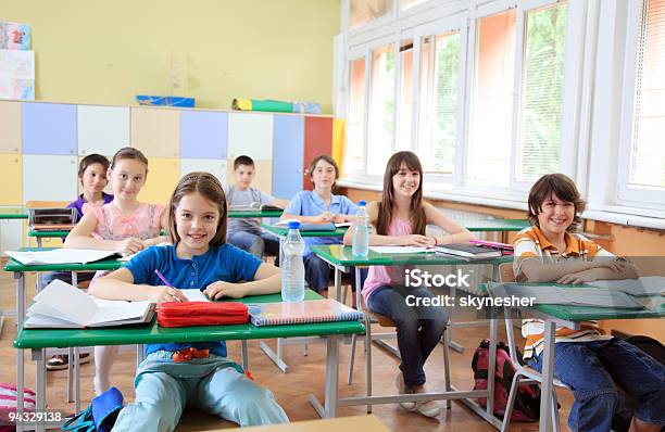 Kinder Sitzen Auf Einer Stunde Stockfoto und mehr Bilder von Akademisches Lernen - Akademisches Lernen, Arbeitszimmer, Bildung