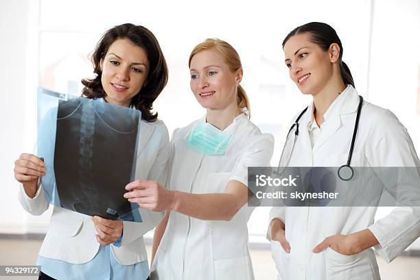 Donna I Medici Esaminando Radiografie Immagine - Fotografie stock e altre immagini di Adulto - Adulto, Analizzare, Bianco