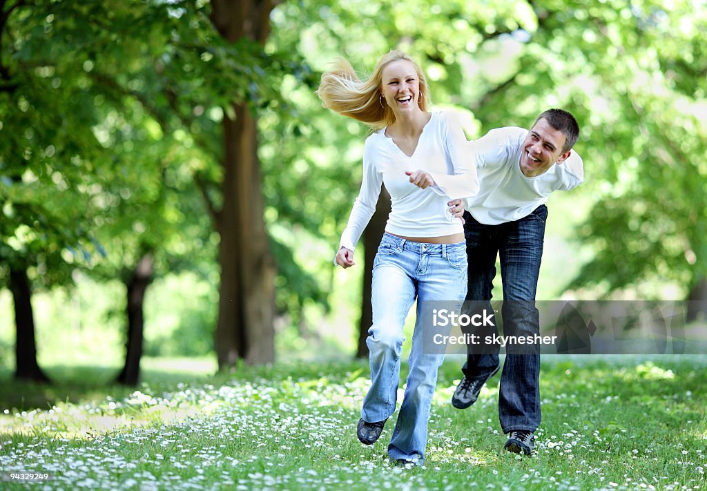 Loving Jovem casal brincando etiqueta do lado de fora. - Foto de stock de Brincalhão royalty-free