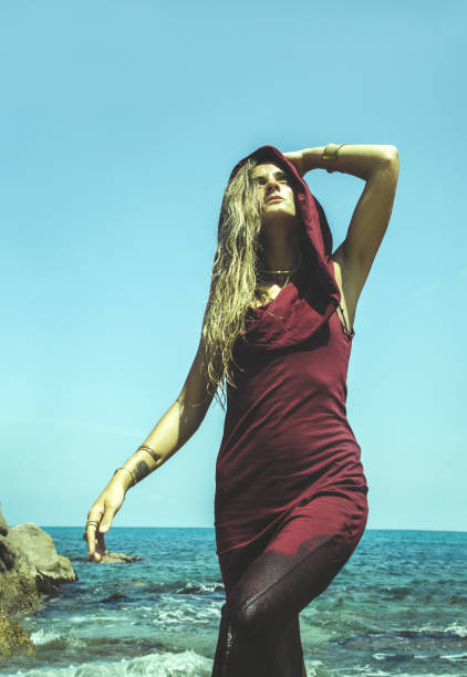 beautiful young woman walking along a tropical beach - wizards of the coast imagens e fotografias de stock