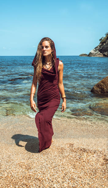beautiful young woman walking along a tropical beach - wizards of the coast imagens e fotografias de stock
