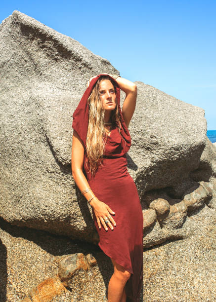 beautiful young woman walking along a tropical beach - wizards of the coast imagens e fotografias de stock