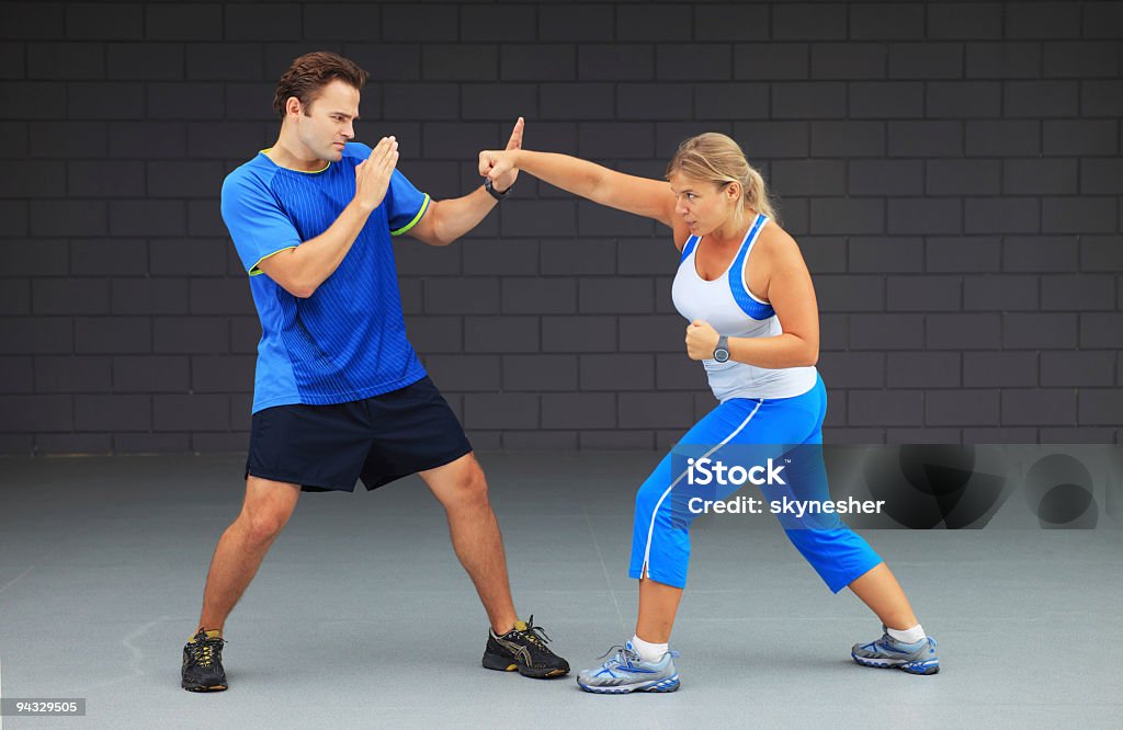 Mulher treino de boxe com seu treinador. - Foto de stock de Academia de ginástica royalty-free