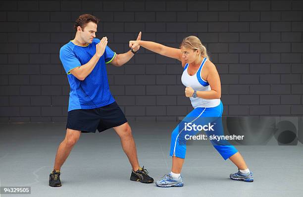 Foto de Mulher Treino De Boxe Com Seu Treinador e mais fotos de stock de Academia de ginástica - Academia de ginástica, Adulto, Agressão