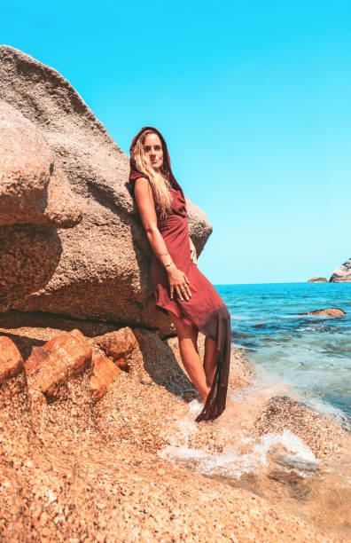 beautiful young woman walking along a tropical beach - wizards of the coast imagens e fotografias de stock