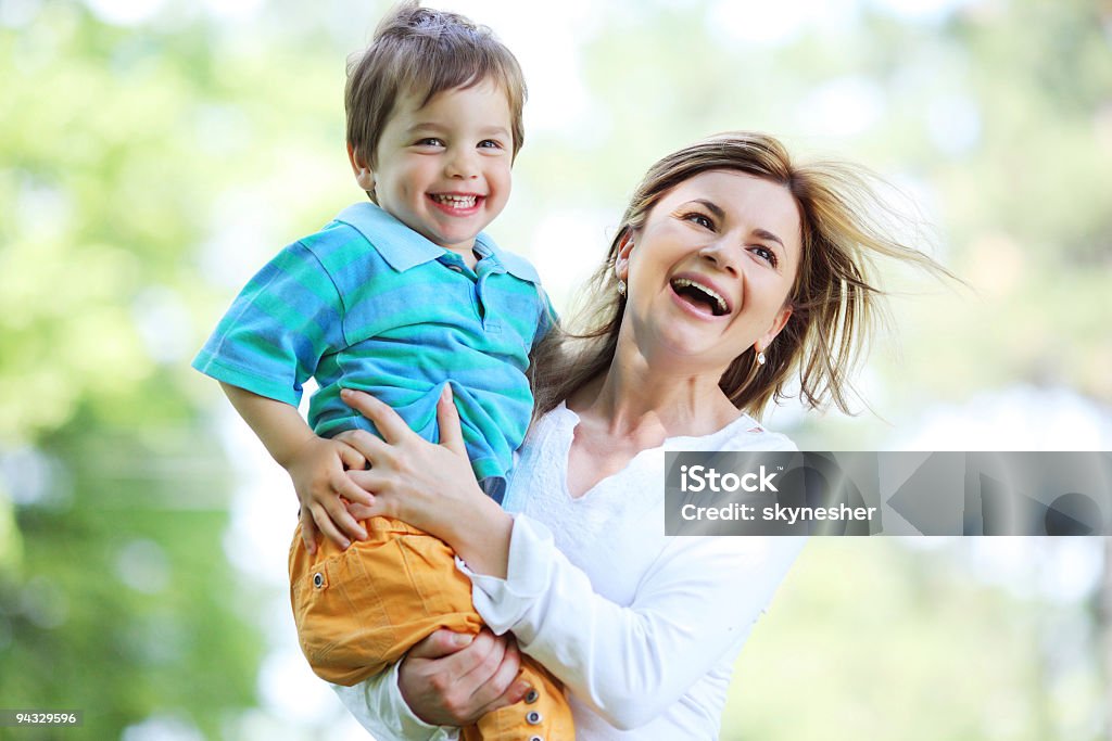 Szczęśliwa Matka z jej ładny mały Syn działa na zewnątrz. - Zbiór zdjęć royalty-free (Beztroski)