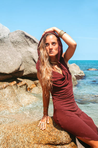 beautiful young woman walking along a tropical beach - wizards of the coast imagens e fotografias de stock