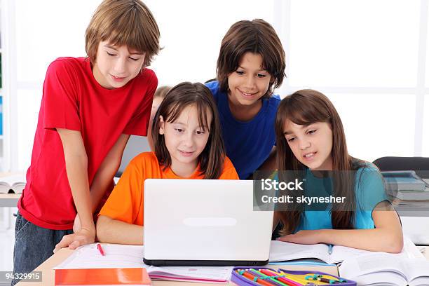 Schoolchildren 노트북 컴퓨터를 사용하여 고등학교 이하에 대한 스톡 사진 및 기타 이미지 - 고등학교 이하, 공부, 교습