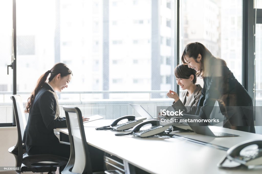 Trois femmes d’affaires travaillant dans le bureau. Concept de travail positif. - Photo de Bureau - Lieu de travail libre de droits