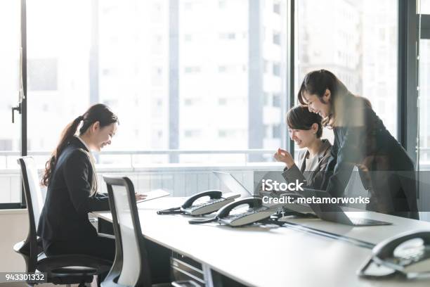 Photo libre de droit de Trois Femmes Daffaires Travaillant Dans Le Bureau Concept De Travail Positif banque d'images et plus d'images libres de droit de Bureau - Lieu de travail