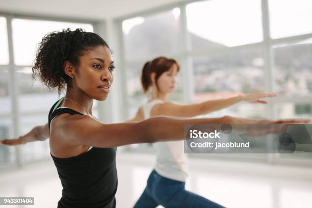 Photo libre de droit de Femmes Exécutant Yoga En Studio De Remise En Forme banque d'images et plus d'images libres de droit de Yoga - Yoga, Cours de yoga, Exercice physique