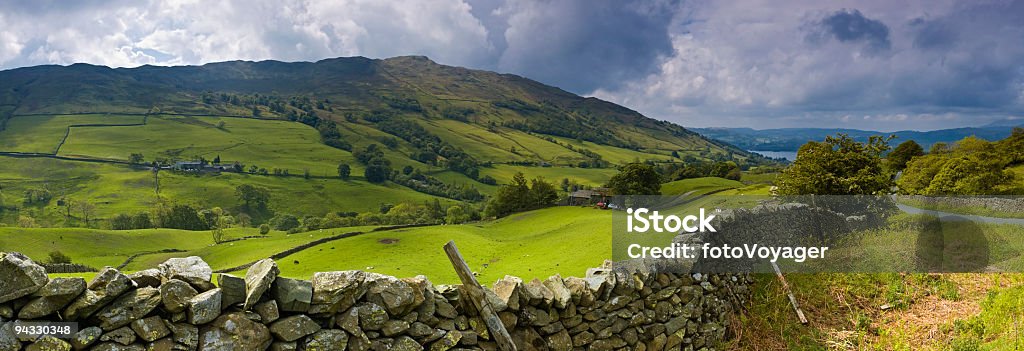 Dry Steinmauer und mountain farm - Lizenzfrei Agrarbetrieb Stock-Foto