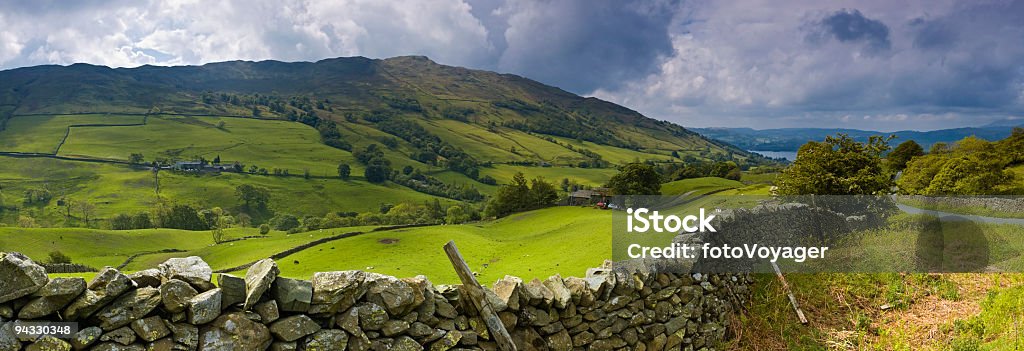 Dry parede de pedras e fazenda na montanha - Foto de stock de Fazenda royalty-free
