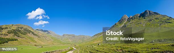 Green Valley Bergspitzen Blauen Himmel Stockfoto und mehr Bilder von Anhöhe - Anhöhe, Berg, Berggipfel