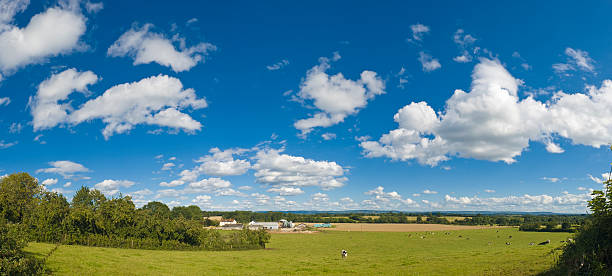 gran cielo sobre campo de granja y - the bigger picture refrán en inglés fotografías e imágenes de stock