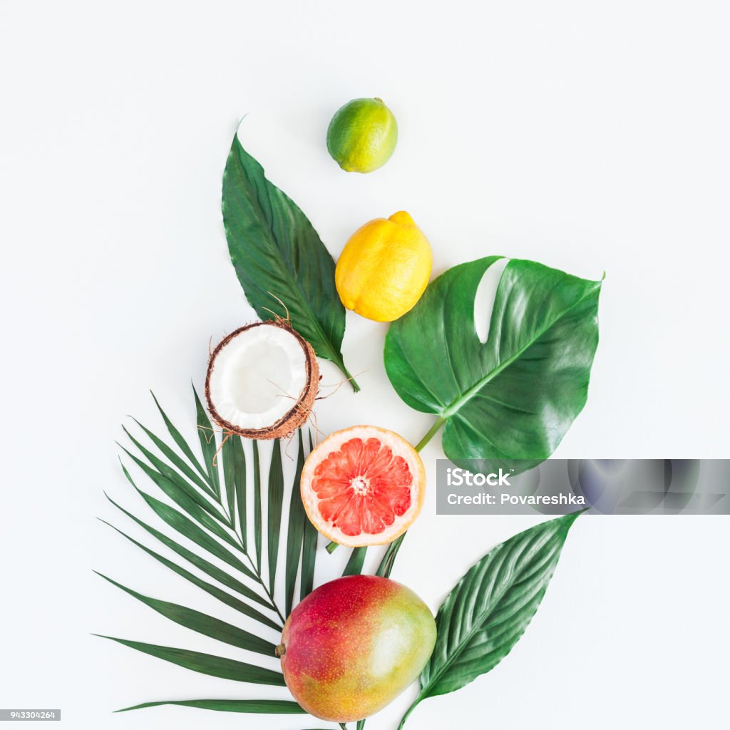 Foglie di palma verde e frutti tropicali. Lay piatto, vista dall'alto - Foto stock royalty-free di Mango - Frutto tropicale