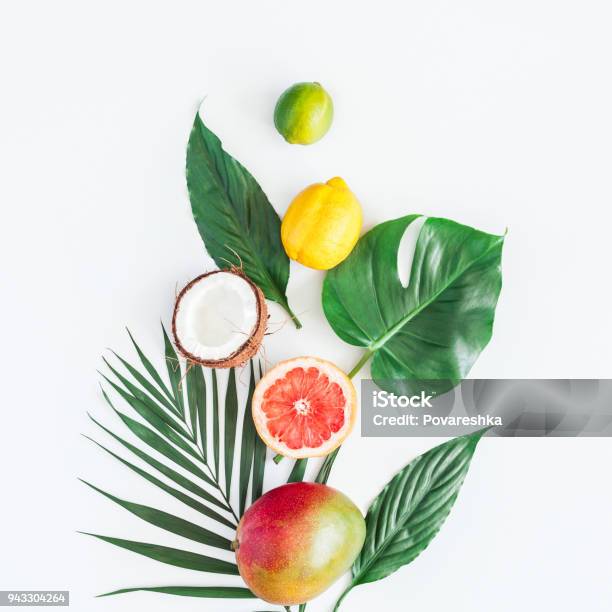 Foglie Di Palma Verde E Frutti Tropicali Lay Piatto Vista Dallalto - Fotografie stock e altre immagini di Mango - Frutto tropicale