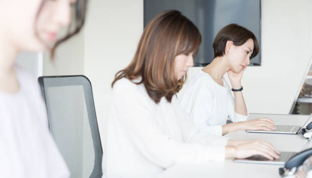 思考オフィスでアジアの女性。 - 仕事 つらい ストックフォトと画像