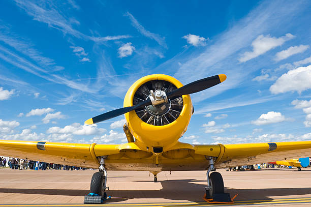 helle gelbe propellor flugzeug - luftfahrtschau stock-fotos und bilder