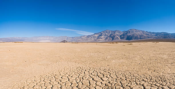 lago seco en el desierto - parque nacional death valley fotografías e imágenes de stock