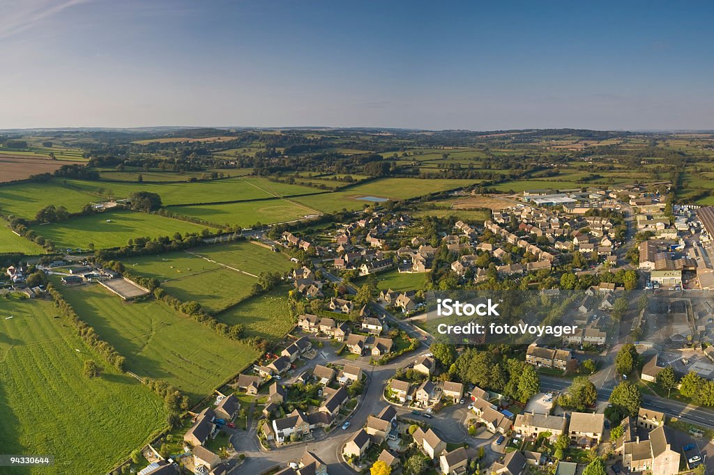 Suburbana de calles, farmland vista - Foto de stock de Escena rural libre de derechos