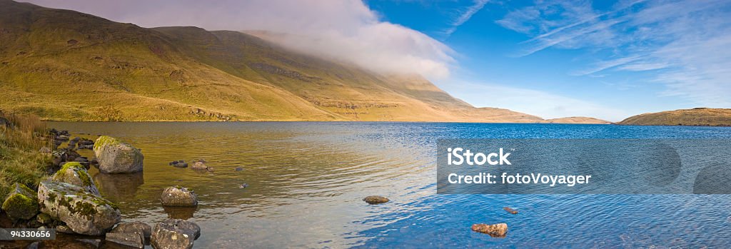 Blue lake, apacible a las montañas - Foto de stock de Acantilado libre de derechos