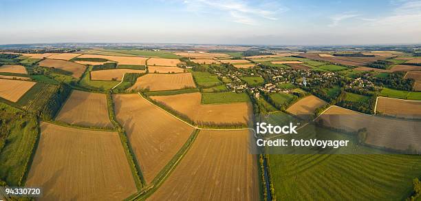 Panorâmica Aérea Sobre A Manta De Retalhos De Explorações Rurais Culturas Campos - Fotografias de stock e mais imagens de Balão de ar quente