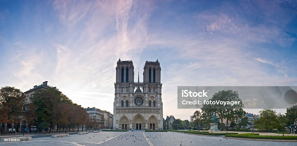 Dawn, katedry Notre Dame de Paris - Zbiór zdjęć royalty-free (Katedra Notre-Dame w Paryżu)
