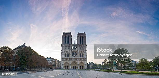 Dawn Katedry Notre Dame De Paris - zdjęcia stockowe i więcej obrazów Katedra Notre-Dame w Paryżu - Katedra Notre-Dame w Paryżu, Plac, Szerokokątny