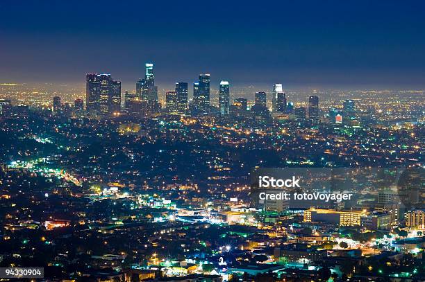 Centro De Iluminado Foto de stock y más banco de imágenes de Condado de Los Ángeles - Condado de Los Ángeles, Los Ángeles, Noche