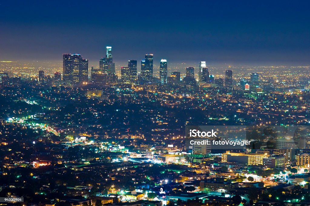 Centro da cidade iluminada - Foto de stock de Cidade de Los Angeles royalty-free