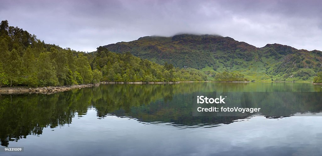 Lago scozzese panorama - Foto stock royalty-free di Acqua