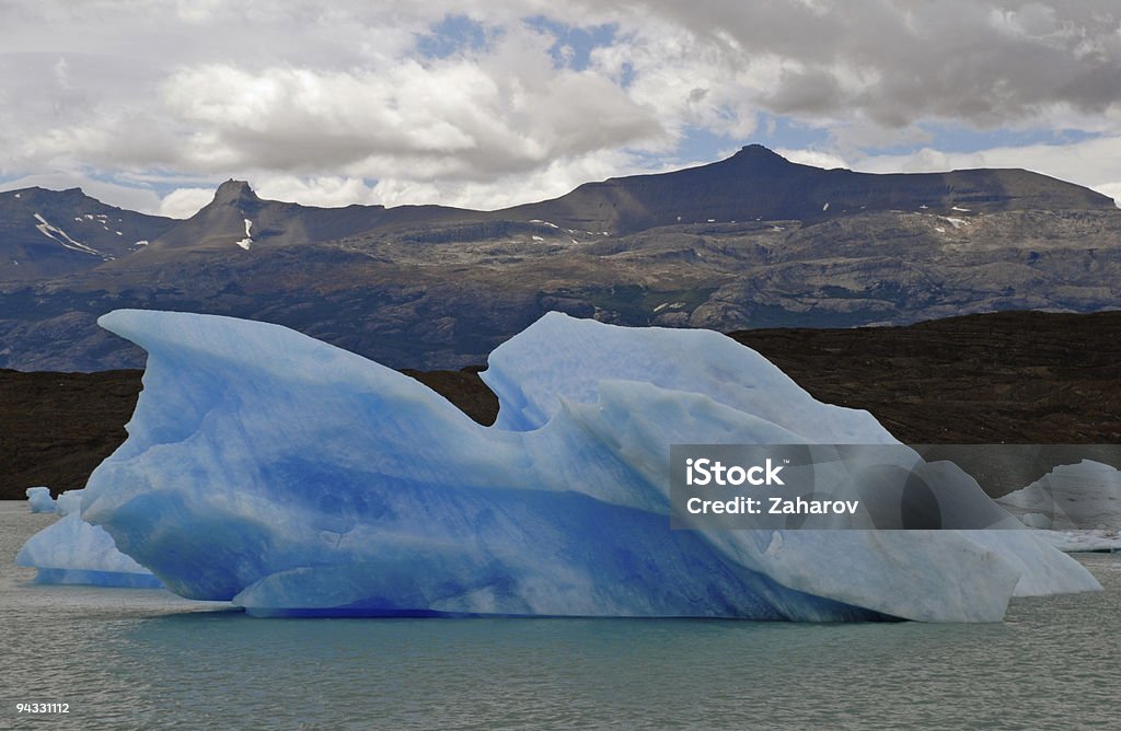 Iceberg au lac Argentino proximité du glacier Upsala. - Photo de Amérique du Sud libre de droits