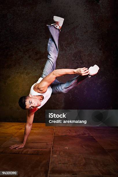 Hispânico Homem Dança Hiphop - Fotografias de stock e mais imagens de Dançar - Dançar, Cultura Hip-Hop, Dança Break