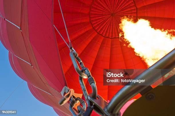 Andare In Un Palloncino Rosso - Fotografie stock e altre immagini di Mongolfiera - Mongolfiera, Rosso, Gonfiare