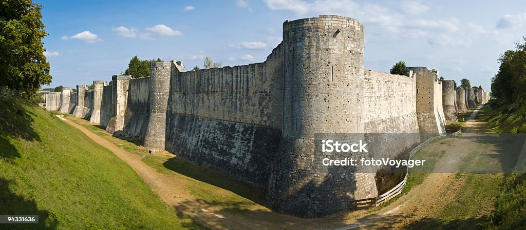 Средневековый город стены - Стоковые фото Главная башня - укрепленная башня ро�ялти-фри