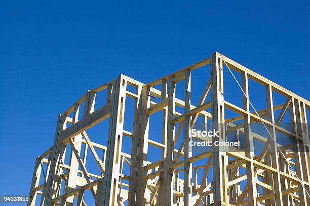 Foto de De Construção e mais fotos de stock de Armação de Construção - Armação de Construção, Azul, Casa