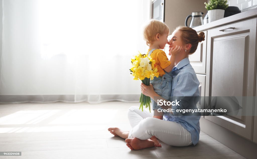 Muttertag! Baby Sohn gibt Flowersfor Mutter im Urlaub - Lizenzfrei Familie Stock-Foto
