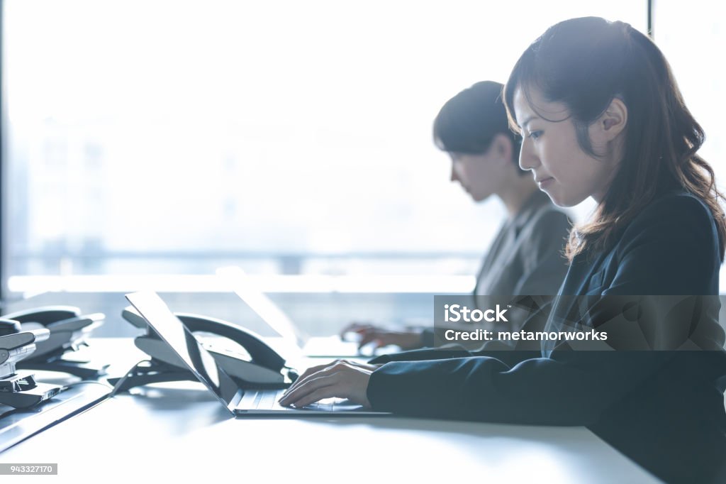 Trabajando en la oficina de mujeres empresarias. Concepto de lugar de trabajo positivo. - Foto de stock de Empleado de archivo libre de derechos