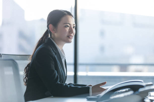 geschäftsfrau, die im büro arbeiten. positiven arbeitsplatzkonzept. - japaner stock-fotos und bilder