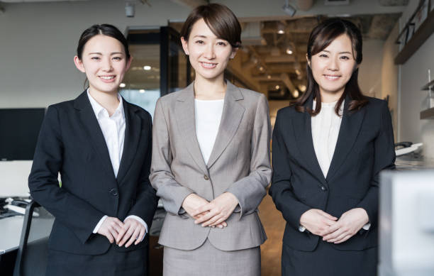 tres mujer asiática en la oficina. - group of people art museum clothing lifestyles fotografías e imágenes de stock