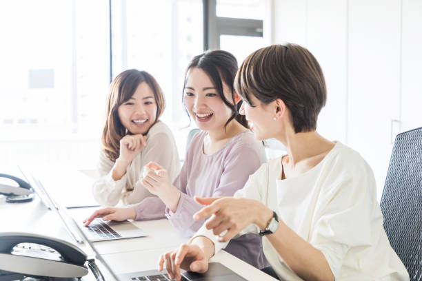 オフィスで働く実業家のグループ。 - 女性　日本人 ストックフォトと画像