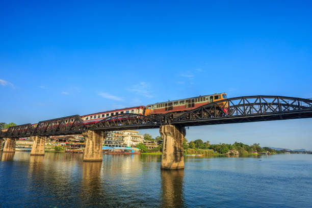 기차는 강 kwai, 제 2 차 세계 대전 동안에 걸쳐 다리에 걸쳐 실행 됩니다. - burma railway 뉴스 사진 이미지