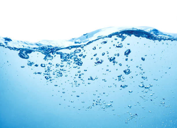 spritzwasser und welle auf weißem hintergrund - flowing blue rippled environment stock-fotos und bilder