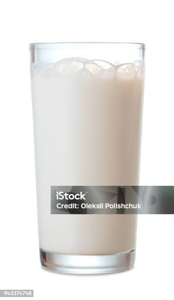 新鮮な牛乳が白い背景で隔離の単一のガラス - ミルクのストックフォトや画像を多数ご用意 - ミルク, グラス, カットアウト