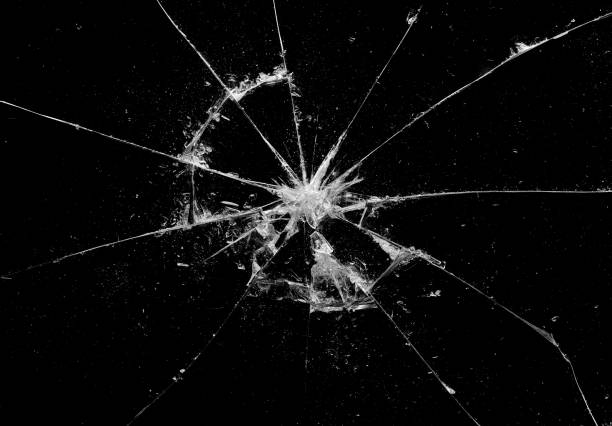 vidrios rotos crakeado en fondo negro, hola arte de resolución de la foto abstracta diseño de objeto de textura - shattered glass broken window damaged fotografías e imágenes de stock